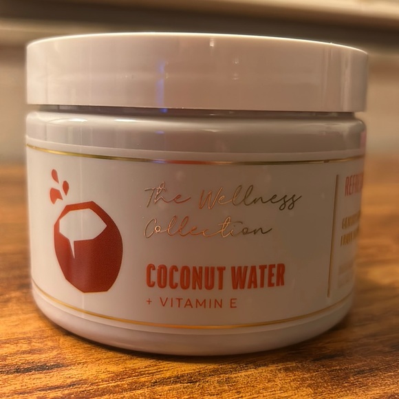 Bath and Body Works Coconut Water Fruit Scrub - Picture 1 of 4